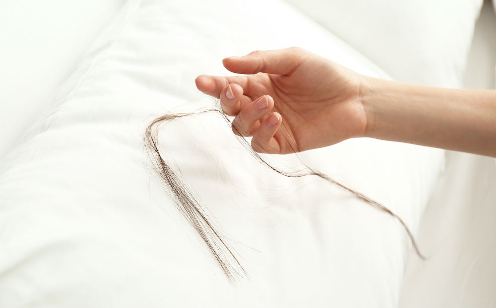 Almohada con cabellos que se han caído por el consumo de ciertos medicamentos