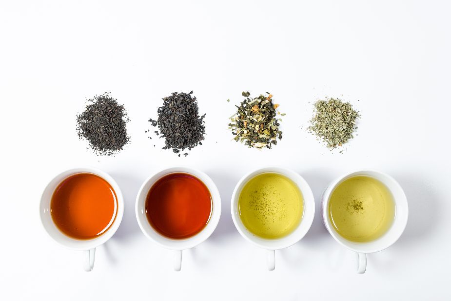 diferentes tipos de té en grano y en taza