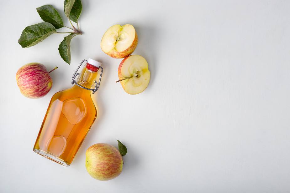 Botella de vinagre de manzana, un remedio casero completamente natural para la caída del cabello.