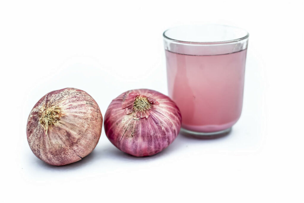 le jus d'oignon est utilisé pour lutter contre la perte de cheveux depuis l'antiquité