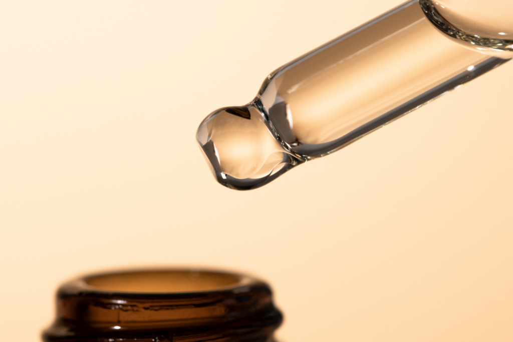 L'huile de ricin est un soin capillaire pour activer la pousse des cheveux et poils