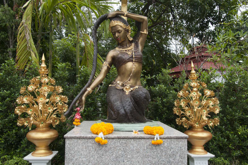 Dans la mythologie bouddhiste, la déesse Phra Mae Thorani noie le démon Mara grâce à l’eau de rinçage de ses longs cheveux.