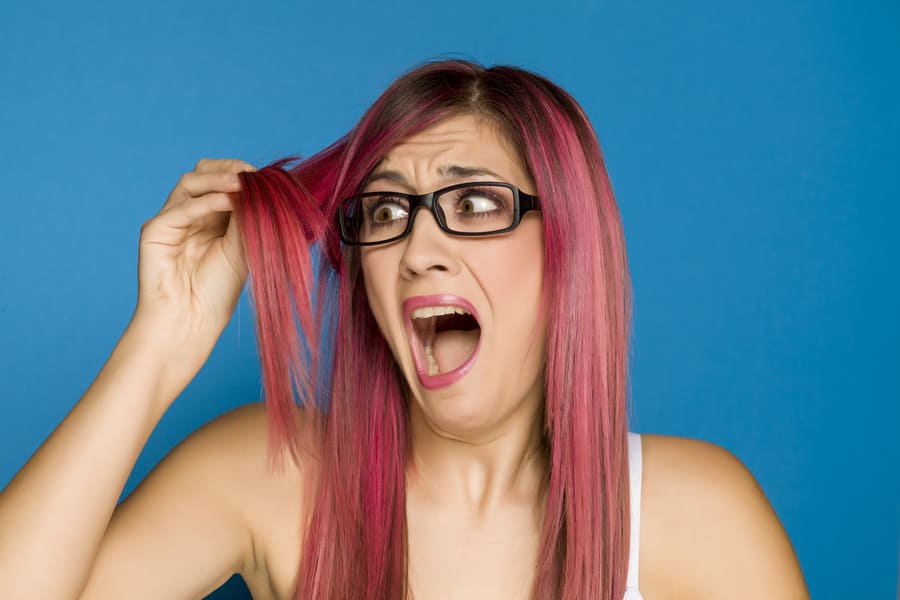 foto di una donna con i capelli rovinati da decolorazione