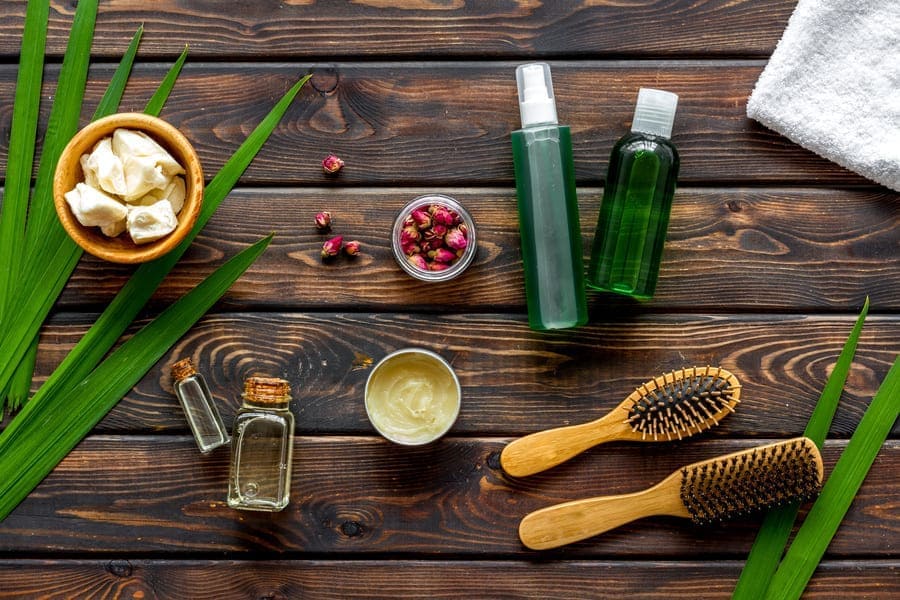 foto che mostra dei prodotti per trattamenti naturali contro i capelli diradati