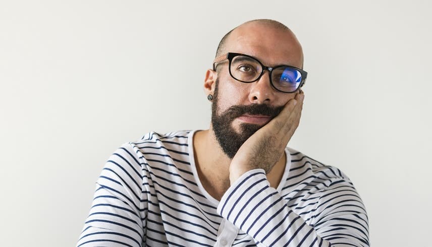 Haarausfall durch Morbus Basedow - Halbglatzer Mann mit Bart und Brille